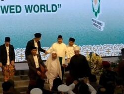 Prabowo dan Ganjar Bergandengan di Muktamar Sufi