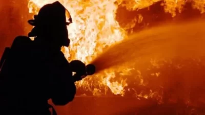 11 Damkar Diturunkan Dalam Kebakaran Hebat di Rumah Dinas Dirlantas Polda Sulsel